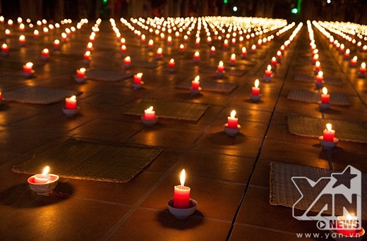 
	
	Gần 1000 ngọn đèn hoa đăng đã được thắp sáng tại Lễ hội.