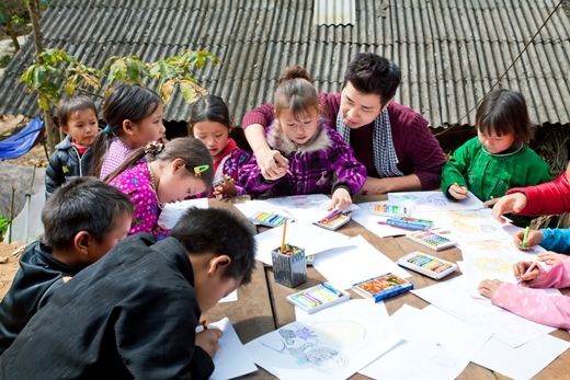 
	
	Các bé cũng chỉ nói tiếng dân tộc nên ở nhiều cô giáo miền xuôi tình nguyện lên đây giảng dạy tiếng Việt cho các bé.
