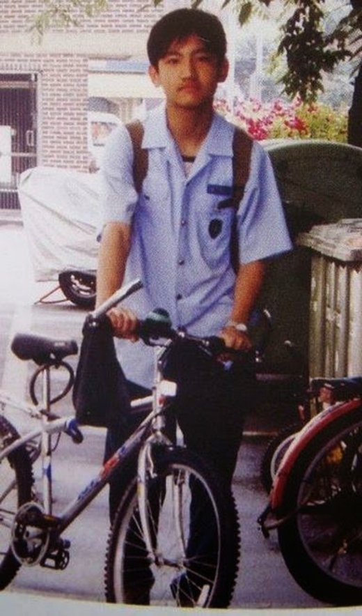 
	
	Changmin trên đường đến trường năm 2001