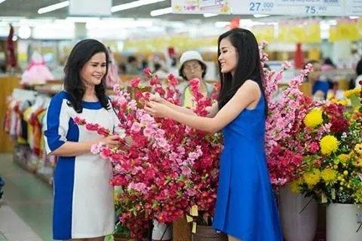 
	
	Dù công việc rất bận rộn nhưng Đông Nhi vẫn luôn dành nhiều thời gian cho gia đình. Mới đây, Đông Nhi cùng mẹ đi chọn hoa cho ngày Tết, mẹ Nu nhìn thật trẻ trung và xinh đẹp phải không nào?