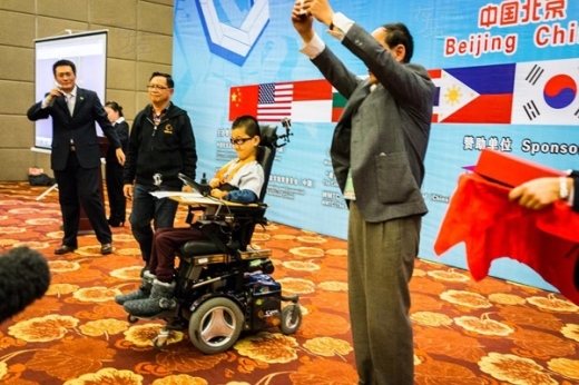 
	
	Chàng trai này đã trở thành niềm ngưỡng mộ của nhiều người khuyết tật khác khi xuất sắc giành huy chương Vàng giải Toán học trẻ Thế giới
