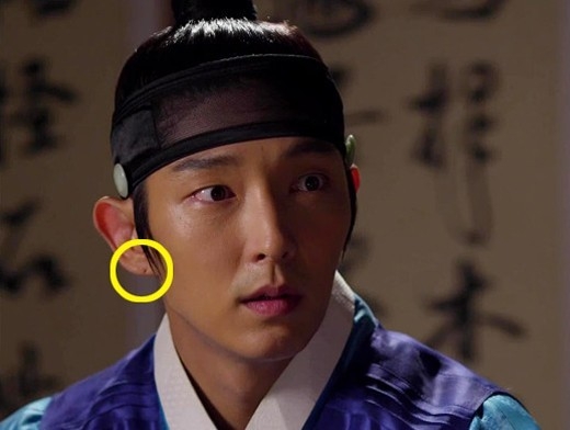 
	
	Chàng sử đạo “mỹ nam” do Lee Jun Ki thủ vai trong Arang and The Magistrate với mái tóc búi cao không thể che được những lỗ bấm hoa tai cá tính.