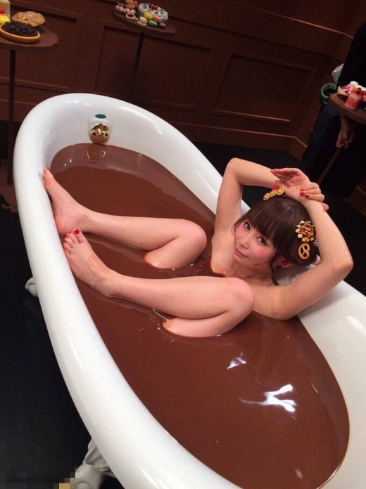 
	
	Shoko khoe ảnh tắm chocolate