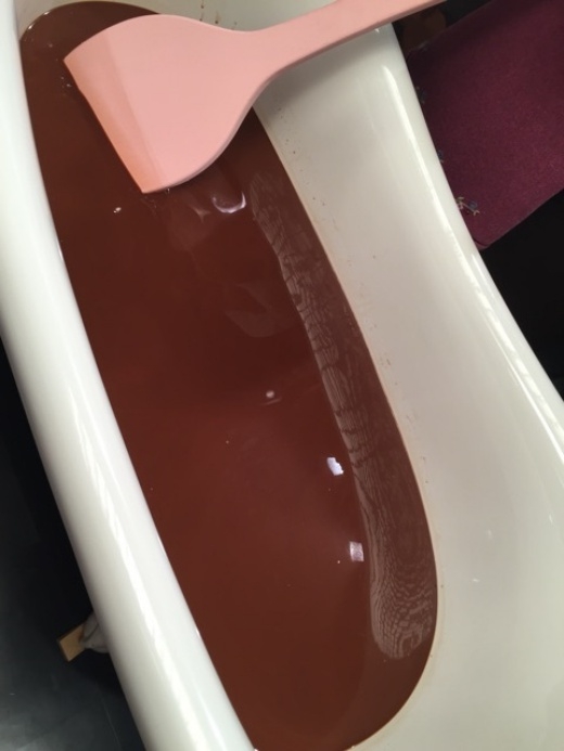 
	
	Nhiều cư dân mạng cho rằng hành vi đổ chocolate tắm thay nước là sự lãng phí