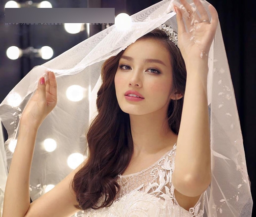 
	
	Trương Chi Trúc Diễm khoe ảnh áo cưới đẹp lung linh cùng lời chia sẻ: “Yêu từ cái nhìn đầu tiên!”.