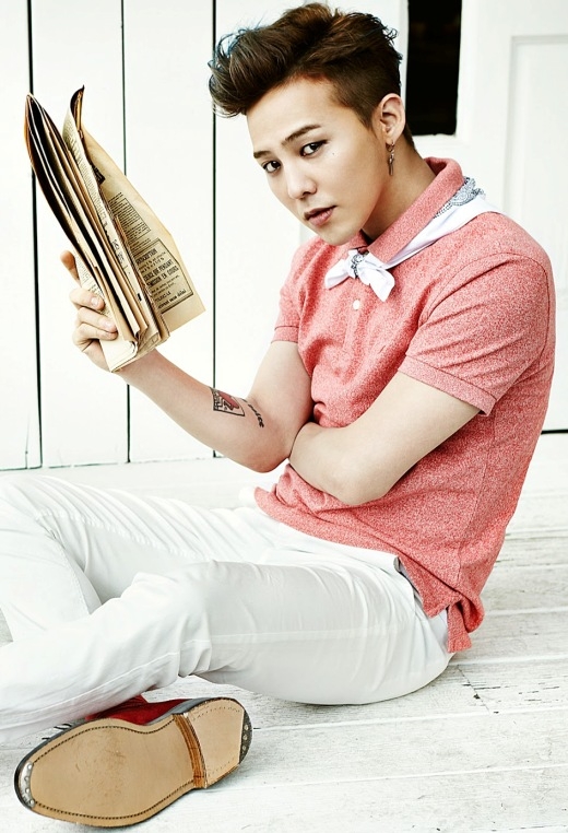 
	
	G-Dragon đầu quân vào YG Entertainment sau 5 năm luyện tập tại SM Entertainment, tộng cộng anh mất 11 năm để được ra mắt với vai trò trưởng nhóm tài năng của Big Bang.