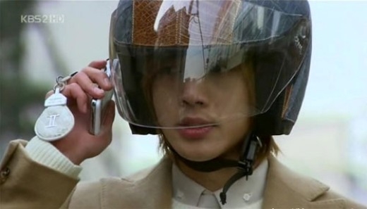 
	
	“Mỹ nam” Ji Hoo (Kim Huyn Joong) khiến khán giả khâm phục vì sở hữu thính giác khá tuyệt vời, có thể nghe điện thoại qua cả một chiếc mũ bảo hiểm size “khủng” như thế.