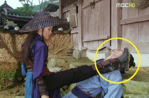 
	
	Trong phim cổ trang Gyubaek, cảnh quay của Hyomin (T-ara) khá ấn tượng nhưng lại vướng “hạt sạn” to đùng khi phát hiện đôi giày da cá tính không thể có mặt tại thời đại ấy.  