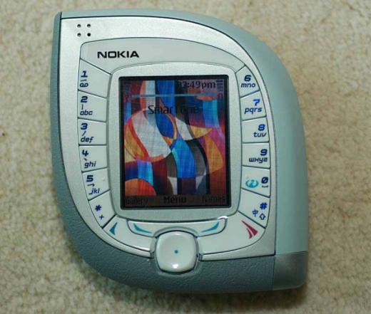 
	
	Nokia 7600: Thiết kế hình giọt nước, màn hình 128 x 160 với 65.000 màu nhưng chỉ chạy trên mạng GPRS 2G. Chiếc điện thoại có kích thước và độ dày như bao thuốc nhưng không thể cầm bằng một tay, bàn phím nằm dưới rất khó điều khiển bằng một tay.
