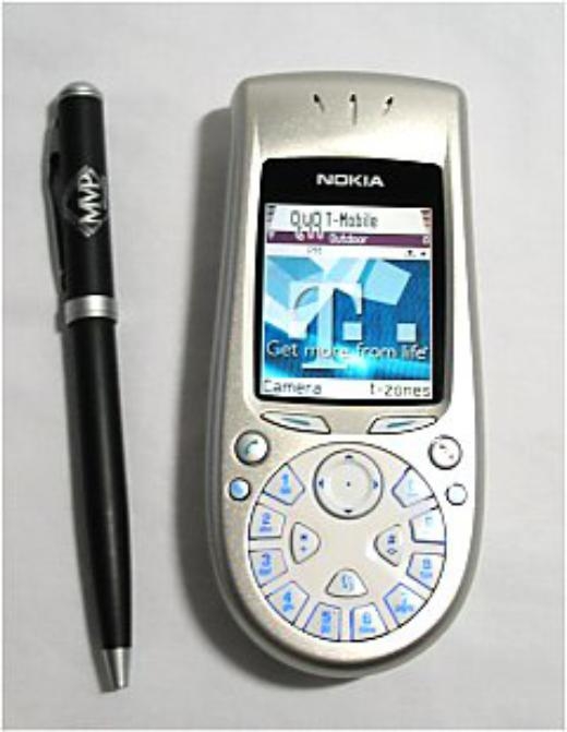 
	
	Được coi là điện thoại doanh nhân thời đó, Nokia 3650 thay đổi toàn bộ nguyên tắc của thiết bị Nokia thời đó. Nó rất nặng vì chứa pin lớn nhưng thiết kế bóng loáng và mỏng hơn các điện thoại trên thị trường thời đó. Đáy tròn nhỏ gọn trong lòng bàn tay, nhưng thiết kế bàn phím lại nhỏ, độc đáo tương tự điện thoại quay số thời xưa. Người dùng đã quen với kiểu nhắn tin truyền thống phải mất thời gian để thích nghi. Nokia 3650 ra mắt năm 2003 và là chiếc điện thoại trong mơ của nhiều người nhưng ít ai có khả năng mua. Chạy phần mềm Symbian Series 60, nó có cả chức năng chỉnh sửa văn bản, duyệt web được coi là “đỉnh cao” thời đó, màn hình lớn 176 x 206.