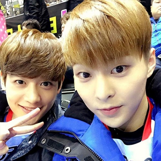 
	
	Xiumin khoe hình tự sướng cùng Minho khi cả hai cùng đi xem cuộc thi Idol Athletic Championships và chia sẻ: 'Cùng đi nào'.