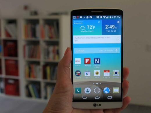 
	
	LG G3 là một trong những smartphone có màn hình sắc nét nhất (5,5 inch). Điều này khiến G3 giống như một phablet hơn là smartphone thông thường. Nhược điểm của nó là nút khởi động và âm lượng ở mặt sau máy, khá bất tiện khi dùng.