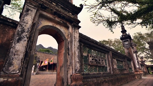 
	
	Ninh Bình còn có những tòa kiến trúc lâu đời cổ kính