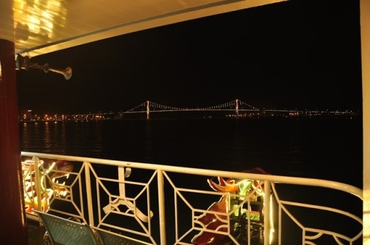 
	
	Tàu được thiết kế với không gian mở hiện đại, tầm nhìn bao quát sông Hàn. Du khách có thể vừa thưởng thức ly cà phê nóng, vừa du ngoạn qua những cây cầu nổi tiếng của Đà Nẵng để ngắm thành phố về đêm.
