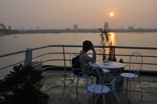 
	
	Du khách sẽ có những phút giây thư thái ngắm phố biển Đà Nẵng lúc bình minh.