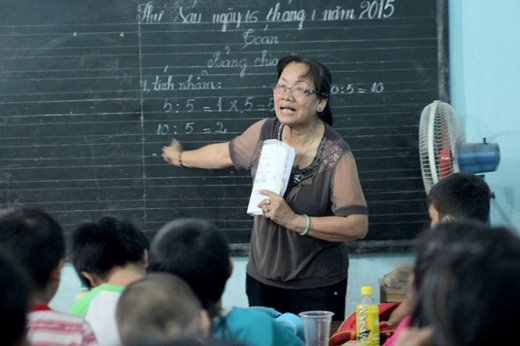 
	
	Bà Nguyễn Thị Dư đang dạy học - Ảnh: Phan Phan