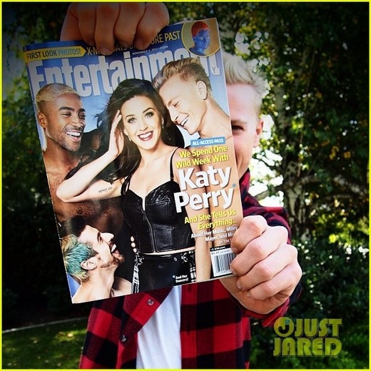 
	
	Scott Myrick trên bìa tạp chí cùng Katy Perry