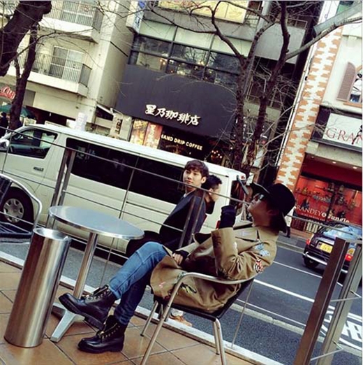 
	
	Lee Hong Ki thích thú ngồi ngắm đường phố và chia sẻ: 'Ở đằng sau... có người tôi từng nhìn thấy ở đâu đó'.