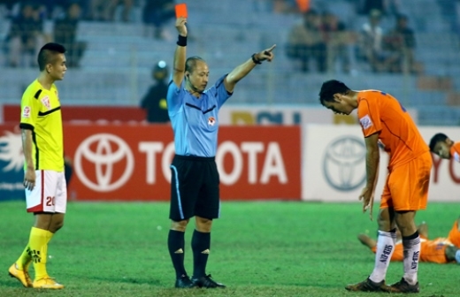 
	
	Tiền đạo Gomez nhận thẻ đỏ trong trận đấu giữa Đà Nẵng và Hải Phòng. Ảnh: Song Nghi.