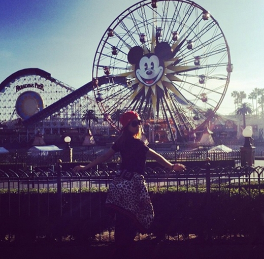 
	
	Minzy đắm chìm trong thế giới Disneyland, cô nàng đã đến nơi này và chia sẻ: 'Chào mừng đến với Disneyland. Bạn có cảm nhận được sự hạnh phúc của tôi không?'.