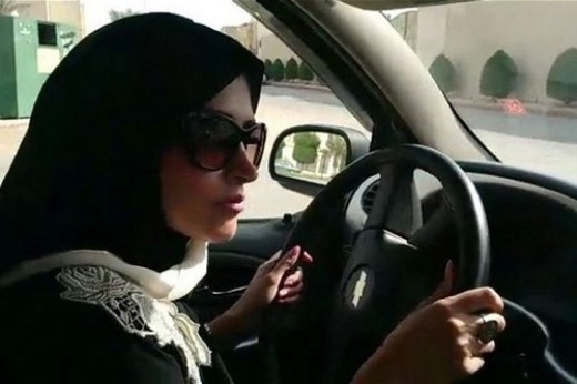 
	
	Cấm phụ nữ lái xe: Ở Ả Rập Xê-Út, phụ nữ hoàn toàn không được phép lái ô tô, với một vài lý do như lái xe sẽ gây các vấn đề khi mang thai cho phụ nữ. Điều luật này được ban hành ở Riyadh năm 1957. Vào năm 1990, một số phụ nữ ở đây biểu tình bằng cách lái xe để phản đối luật cấm. Những người này sau đó bị bỏ tù 1 ngày, tịch thu hộ chiếu, một số người bị đuổi việc.