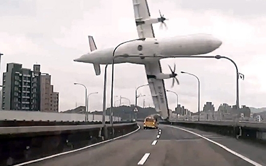 
	
	Khoảnh khắc máy bay va chạm vào cây cầu trước khi lao đầu xuống sông