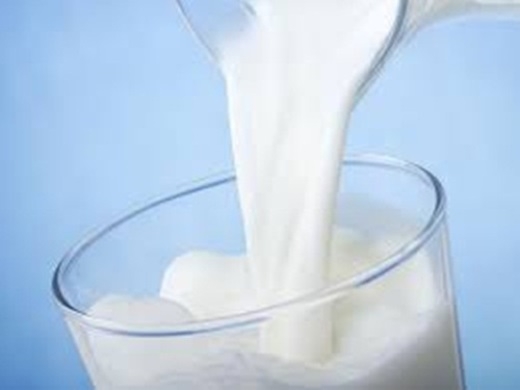 
	
	Uống một cốc sữa trước khi uống rượu cũng sẽ giúp bạn tránh được cảm giác nôn nao, khó chịu. Đó là bởi vì sữa tạo thành một lớp bảo vệ ở dạ dày và làm chậm quá trình hấp thụ rượu vào cơ thể.