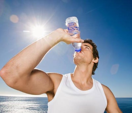 
	
	Chúng ta nên uống nhiều nước trước khi uống rượu để tránh bị mất nước, bởi một trong những nguyên nhân khiến chúng ta cảm thấy khó chịu là do mất nước.
