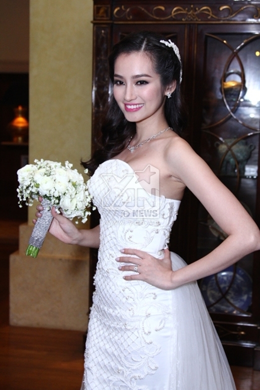 
	
	Được biết đây là 1 trong 4 bộ váy cưới đặc biệt của NTK Chung Thanh Phong dành tặng riêng cho bạn thân Trúc Diễm. - Tin sao Viet - Tin tuc sao Viet - Scandal sao Viet - Tin tuc cua Sao - Tin cua Sao