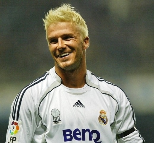 
	
	1. Kiểu tóc vàng hoe của cựu danh thủ Anh nhuộm khi chơi cho Real Madrid năm 2007 bị xếp hạng tồi tệ nhất. Thời điểm ấy, Becks nhuộm tóc vàng để phù hợp với mái tóc tém cá tính của Victoria.