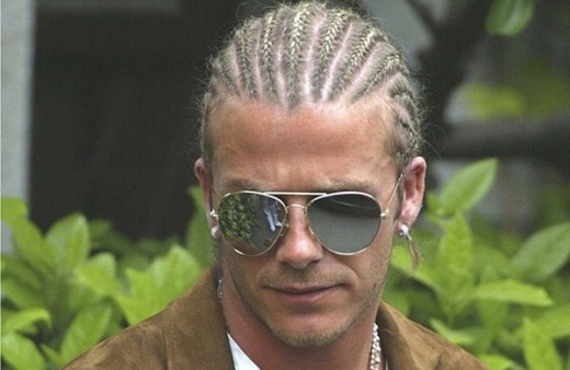 
	
	3. Vị trí thứ 3 là kiểu tóc tết sợi nổi tiếng được Beckham trưng diện năm 2003. Mặc dù phải rất cầu kỳ mới cho ra được kiểu đầu như vậy, nhưng nó bị “ném đá” không thương tiếc.