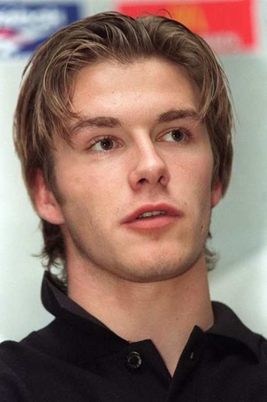 
	
	5. Mái tóc “bổ luống” lạc hậu được cựu ngôi sao Man United làm nên thương hiệu suốt từ năm 1996 đến thời gian đầu anh hẹn hò cùng Victoria.