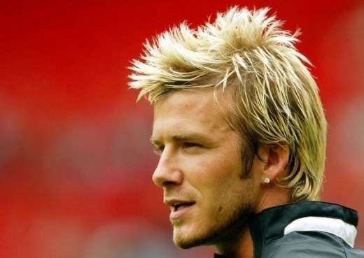 
	
	7. Mỗi lần Becks để tóc mới lại tạo ra một trào lưu, nhưng mái tóc sư tử vàng hoe vuốt keo nhọn hoắt của Beckham năm 2002 đã bị chê thậm tệ.