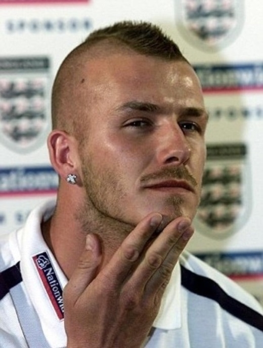 
	
	8. Cũng liên quan đến tóc, kiểu đầu Mohican mà Beckham lựa chọn năm 2001 xếp thứ 8 về 'thảm họa thời trang' của cựu ngôi sao Man United và Real Madrid.