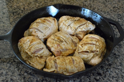 
	
	Xếp đùi gà vào khay nướng hoặc chảo gang rồi cho vào lò nướng khoảng 40 phút hoặc cho đến khi lớp da của gà vàng giòn