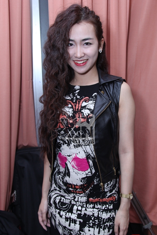 
	
	DJ Trang Moon nổi bật với bộ trang phục cá tính.