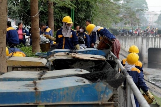 
	
	Những chiếc xe đựng rác thải được xếp kín hai bên đường bờ sông Quan Hoa (Cầu Giấy, Hà Nội)