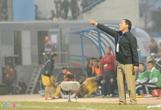 
	
	HLV Đinh Cao Nghĩa đứng sát đường pitch chỉ đạo các học trò nhằm tránh trận thua trên sân nhà.