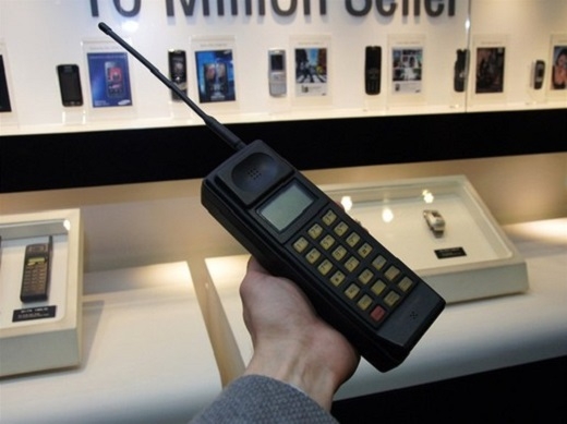 
	
	Chiếc điện thoại di động đầu tiên của Samsung được hãng lấy cảm hứng từ chiếc Motorola DynaTAC 8000x, thiết bị có tên gọi là SH-100. Sản phẩm được bán ra tại thị trường Hàn Quốc với doanh số trong khoảng từ 1.000 đến 2.000 chiếc. Một số lượng không lớn nhưng đủ để thuyết phục Samsung đầu từ vào lĩnh vực mới mẻ này.