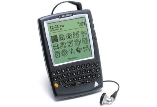 
	
	Chiếc BlackBerry 850 là sản phẩm đầu tiên của RIM với các chức năng nhận, gửi email, duyệt web với màn hình đơn sắc. Nhưng chiếc điện thoại đầu tiên của RIM là BlackBerry 5810. Ra đời vào năm 2002, hỗ trợ email, tin nhắn văn bản, duyệt web, có thể kết nối cuộc gọi nhưng cần thêm tai nghe đi kèm vì thiết bị không được tích hợp loa ngoài.