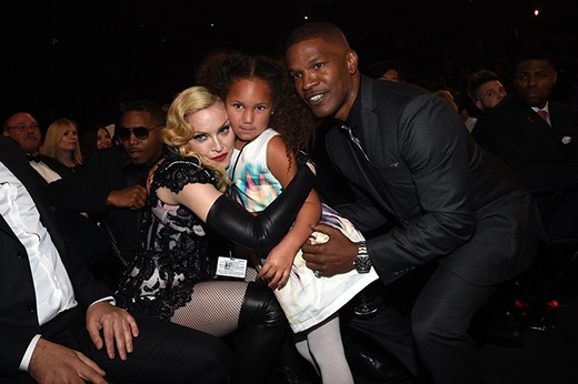 
	
	Madonna không ngại ngùng ôm chầm lấy cô bé fan nhí Annalise Bishop – cô con gái của nam diễn viên Jamie Foxx