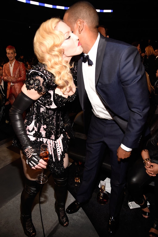 
	
	Madonna và Jay Z thân thiết chào hỏi nhau