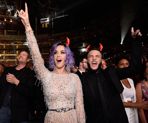 
	
	Katy Perry và Ferras cực đáng yêu với chiếc sừng đỏ, không ngừng nhảy nhót theo không khí sôi động của buổi lễ