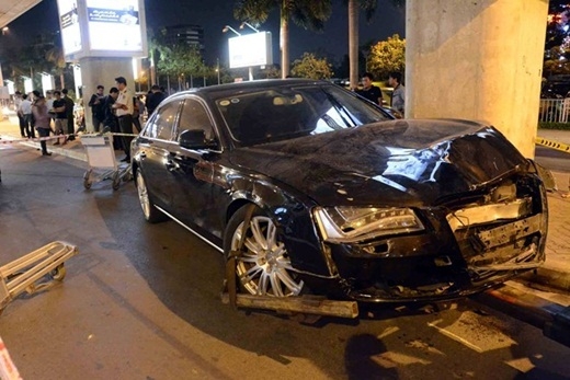 
	
	Khoảng 19h ngày 10/2, xe Audi đến sân bay Tân Sơn Nhất (TP. HCM) để đón nữ ca sĩ Hồ Ngọc Hà đã gây tai nạn liên hoàn khi tông trúng hai xe hơi khác và một số người đang đứng ở khu vực này. Vụ tai nạn đã khiến ba xe hơi bị hư hỏng, 11 người bị thương, một số bị thương nặng. Theo Công an quận Tân Bình, tài xế xe Audi tên là Tân (25 tuổi ngụ huyện Nhà Bè, TP.HCM), là cháu trai của nữ ca sĩ Hồ Ngọc Hà. Lúc xảy ra vụ việc, ca sĩ Hồ Ngọc Hà và doanh nhân Nguyễn Quốc Cường đều có mặt. - Tin sao Viet - Tin tuc sao Viet - Scandal sao Viet - Tin tuc cua Sao - Tin cua Sao