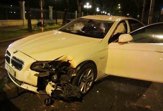 
	
	Cuối năm 2013, chiếc xe BMW màu trắng của người mẫu Hoàng Yến đã gặp tai nạn tại giao lộ Nam Kỳ Khởi Nghĩa – Nguyễn Du. Điều khiển xe với tốc độ cao, nên khi đến ngã tư này, chiếc xe bất ngờ lao lên lề, tông vào cây cổ thụ bên lề đường và lật ngang ra đường. Dù vậy, Hoàng Yến vẫn khẳng định, do say nên cô ngồi ở băng ghế sau và cũng không nhớ ai là người điều khiển chiếc xe gây tai nạn. Sau đó, cô còn cùng một người bạn liên tục mập mờ trong chuyện khai báo. Dù vậy, cô không tài nào qua mắt được cơ quan chức năng. - Tin sao Viet - Tin tuc sao Viet - Scandal sao Viet - Tin tuc cua Sao - Tin cua Sao
