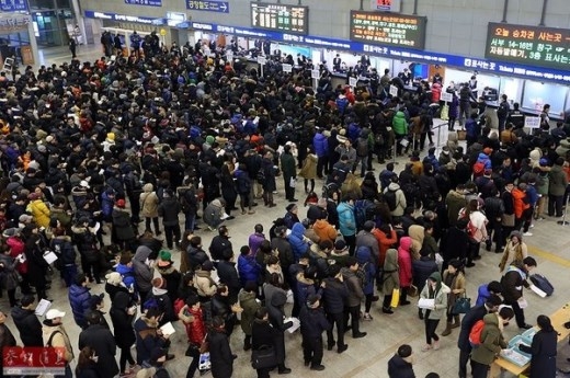
	
	Người dân Seoul, Hàn Quốc xếp hàng mua vé xe về quê