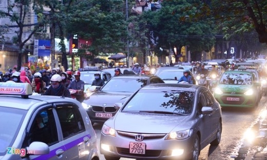 
	
	Trên phố Bà Triệu từng dòng xe ô tô nối nhau di chuyển chậm.