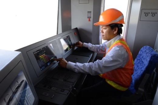 
	
	Kỹ sư cơ điện gói thầu số 3 tuyến metro Bến Thành - Suối Tiên ngồi thử buồng lái đầu tàu metro mẫu.