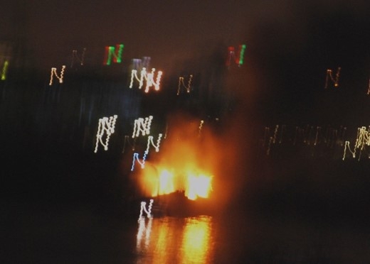 
	
	Tàu cá của ngư dân Quảng Ngãi bốc cháy giữa sông Hàn.