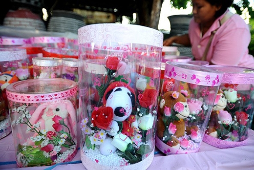 
	
	Người bán hàng đang sắp xếp các mặt hàng trong ngày 14/2 ở Surabaya, Indonesia. Trong Lễ tình nhân, những người yêu nhau hoặc các cặp vợ chồng ở Indonesia thường tặng nhau chocolate, các vật hình trai tim, hoa... Ảnh: Getty